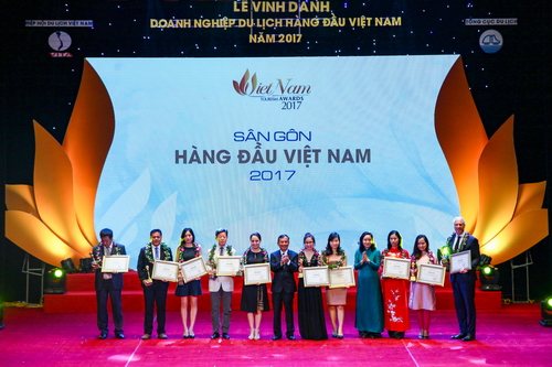 Thứ trưởng Bộ VHTTDL Trịnh Thị Thủy và Chủ tịch Hiệp hội Du lịch Việt Nam Nguyễn Hữu Thọ trao giải thưởng cho 10 đơn vị đạt danh hiệu sân gôn hàng đầu Việt Nam năm 2017